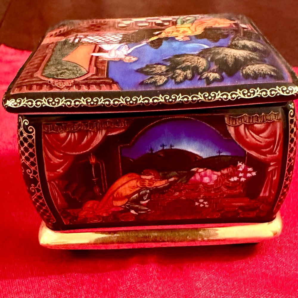Beautiful hand painted and signed porcelain music box w/gorgeous scenes, Vintage